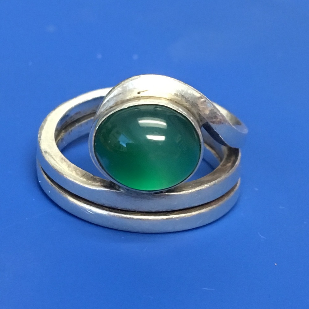 Sterling Green Stone Ring - Picture 2 of 8